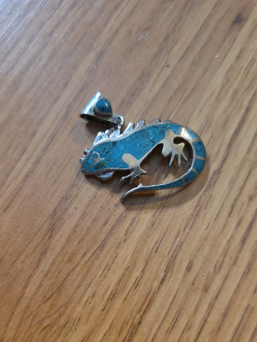 vintage Mexican silver lizard pendant featuring a turquoise stone Inlay